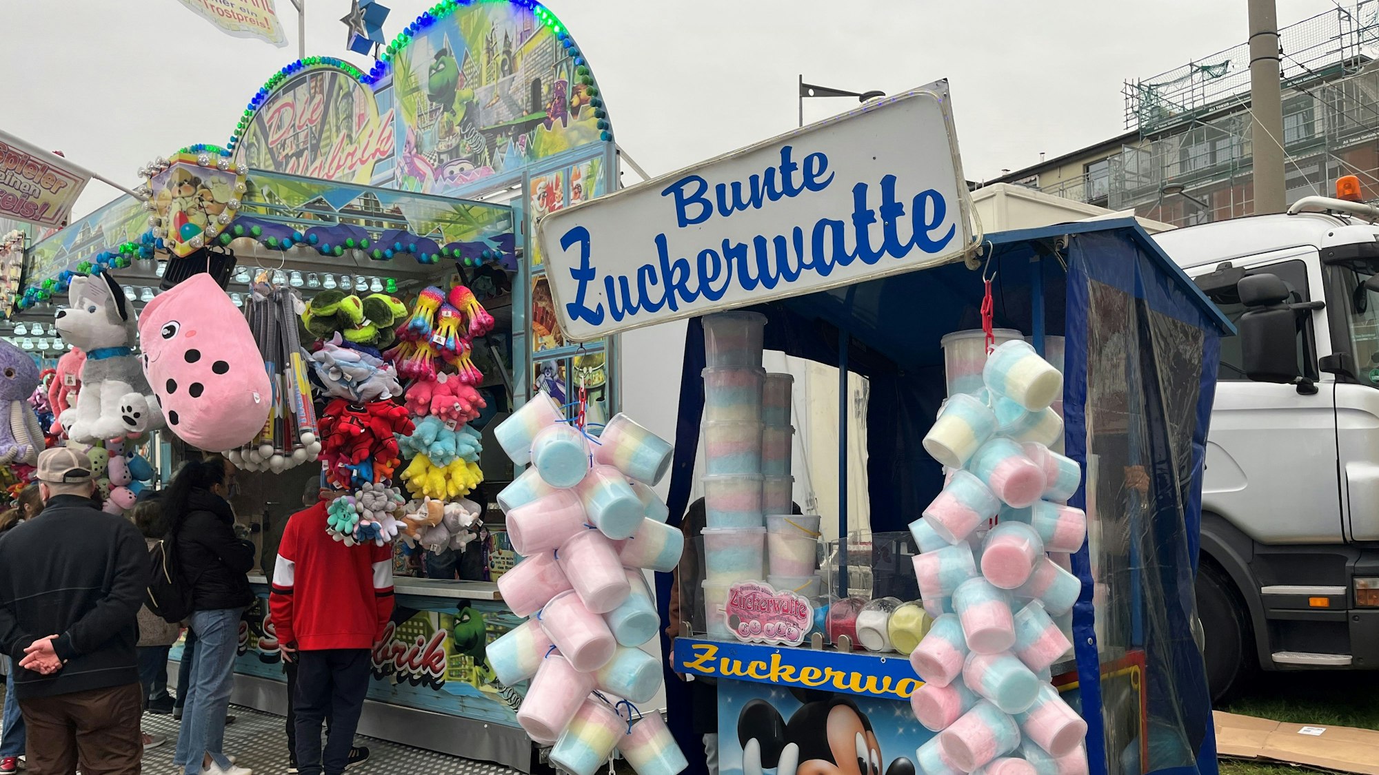 Ein Zuckerwattenstand auf der Deutzer Kirmes.