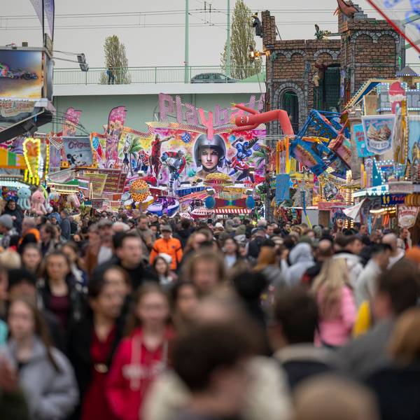 Viele Menschen auf der neuen Osterkirmes auf der Deutzer Werft. Foto von Uwe Weiser