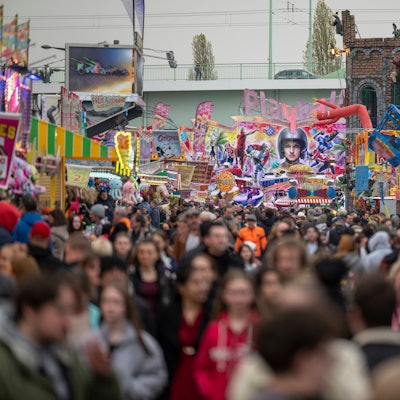 Viele Menschen auf der neuen Osterkirmes auf der Deutzer Werft. Foto von Uwe Weiser
