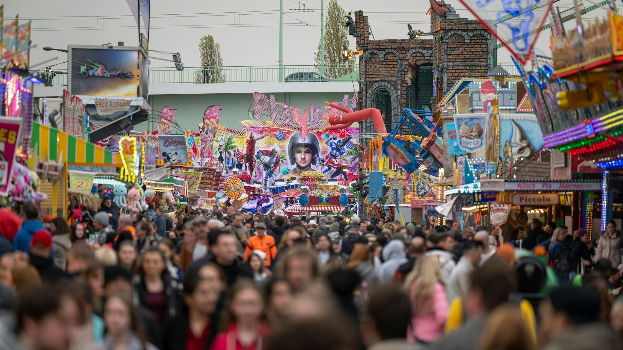 Viele Menschen auf der neuen Osterkirmes auf der Deutzer Werft. Foto von Uwe Weiser