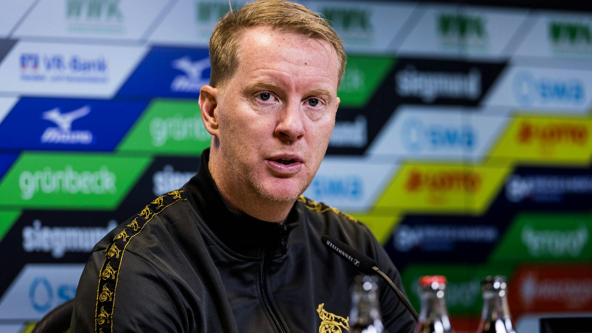 FC-Trainer Timo Schultz auf der Pressekonferenz nach dem Spiel des 1. FC Köln in Augsburg.