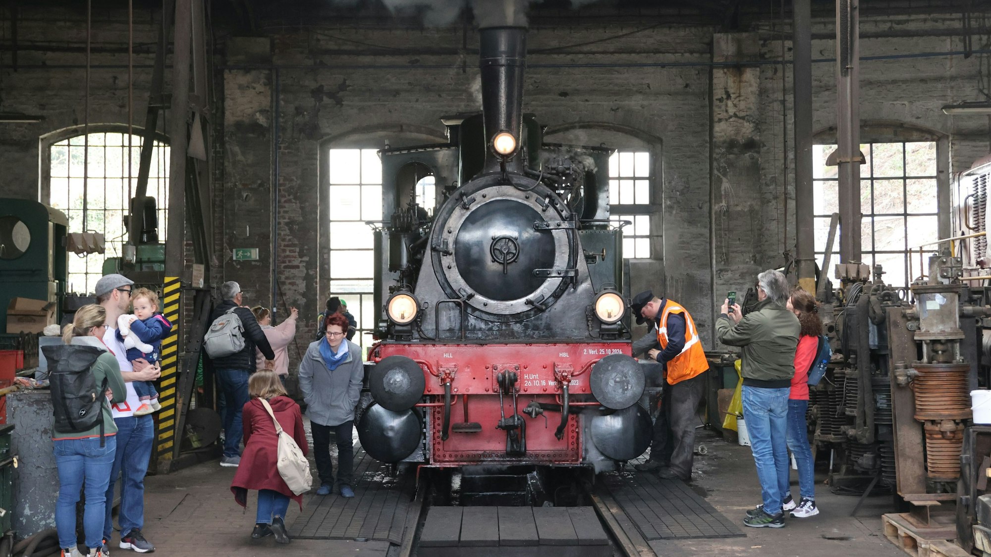 Bevor sich die Dampflok „Waldbröl“ und der „Bergische Löwe“ auf die Strecke nach Wiehl begeben, wird im Dieringhauser Lokschuppen neues Wasser gebunkert. Und das ist immer ein beliebtes Fotomotiv.
