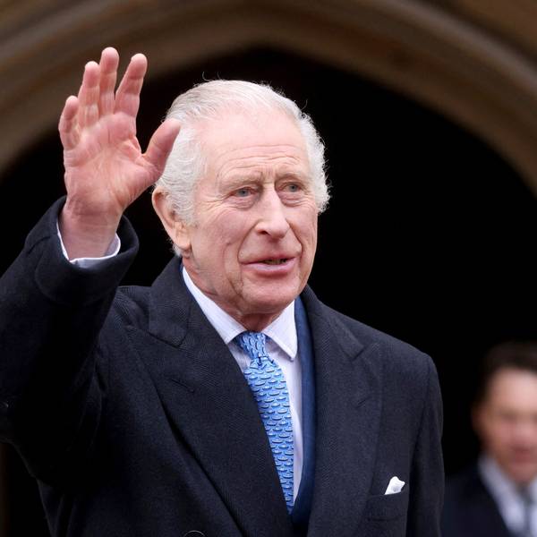 König Charles III. winkt am Ostersonntag nach dem Ostergottesdienst in der St. George's Chapel auf Schloss Windsor in Berkshire der Öffentlichkeit zu.