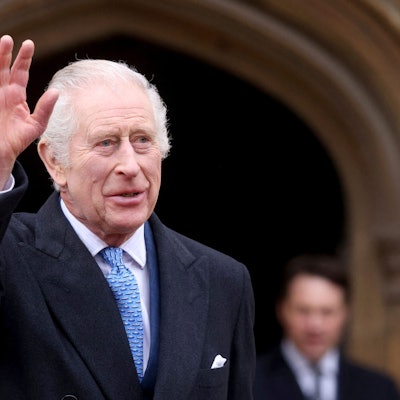 König Charles III. winkt am Ostersonntag nach dem Ostergottesdienst in der St. George's Chapel auf Schloss Windsor in Berkshire der Öffentlichkeit zu.