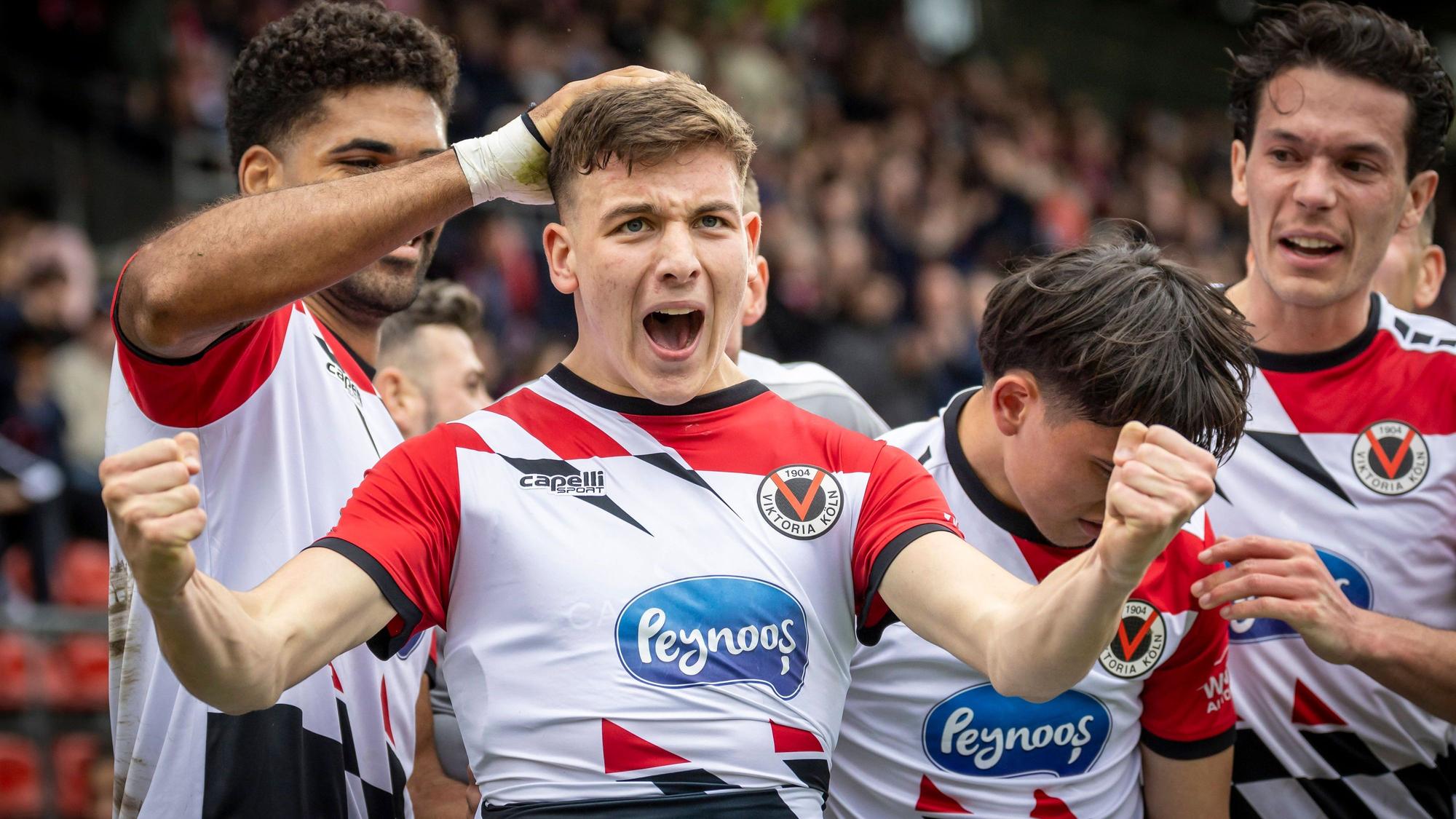 3. Liga, FC Viktoria Köln - VfB Lübeck, 31.03.2024 Torjubel zum 1:0 durch Said El Mala FC Viktoria Köln, 22 3. Liga, FC Viktoria Köln - VfB Lübeck, 31. Spieltag, am 31.03.2024 im Sportpark Höhenberg in Köln. DFL REGULATIONS PROHIBIT ANY USE OF PHOTOGRAPHS AS IMAGE SEQUENCES AND/OR QUASI-VIDEO. *** 3 Liga, FC Viktoria Köln VfB Lübeck, 31 03 2024 Goal celebration to 1 0 by Said El Mala FC Viktoria Köln, 22 3 Liga, FC Viktoria Köln VfB Lübeck, 31 Matchday, on 31 03 2024 at Sportpark Höhenberg in Cologne DFL REGULATIONS PROHIBIT ANY USE OF PHOTOGRAPHS AS IMAGE SEQUENCES AND OR QUASI VIDEO Copyright: xBEAUTIFULxSPORTS/LeahxKohringx