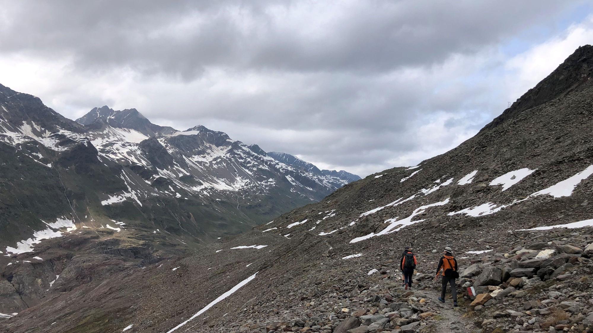 Es ist die Moränenlandschaft in den Ötztaler Alpen zu sehen.