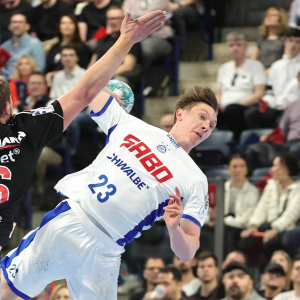 Ole Pregeler springt mit dem Ball in der Hand an Erlangens Tim Zechel vorbei.