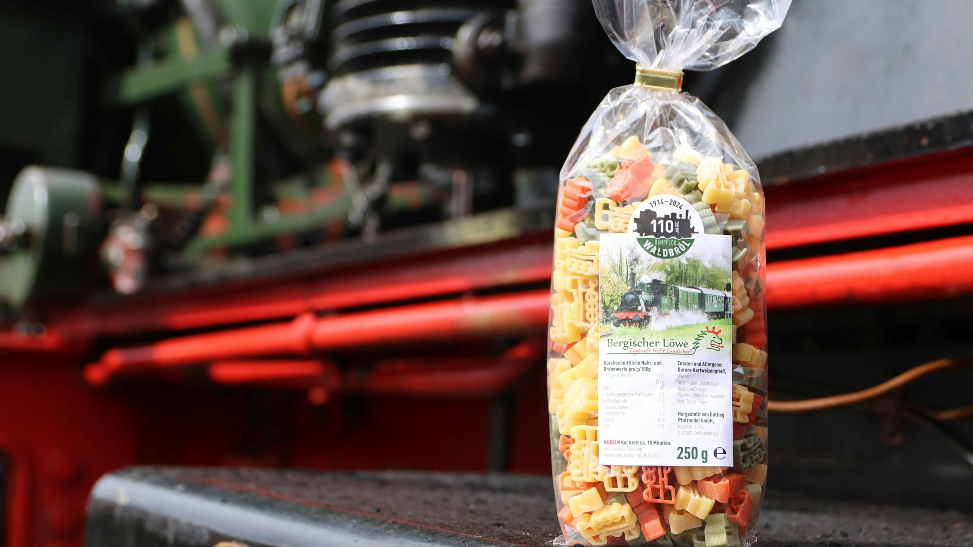 Weil die Interessengemeinschaft Bahnbetriebswerk Dieringhausen ihre Dampflok „Waldbröl“ zum Fressen gern hat, gibt es zu deren 110. Geburtstag diese kunterbunten Eisenbahn-Nudeln.