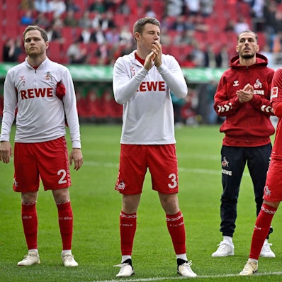 Benno Schmitz, Dominique Heintz und Dejan Ljubicic (v.l.) bedanken sich nach dem Spiel enttäuscht bei ihren Fans.