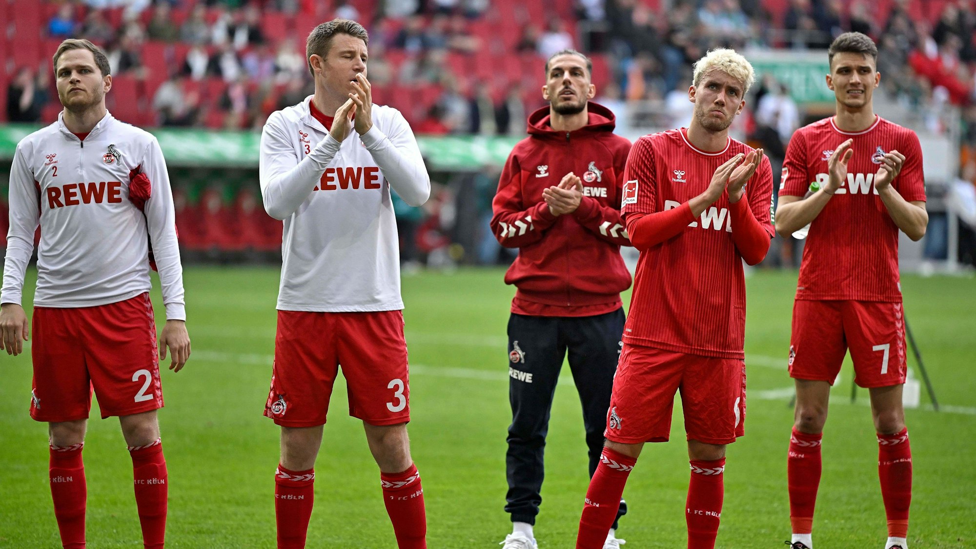 Benno Schmitz, Dominique Heintz und Dejan Ljubicic (v.l.) bedanken sich nach dem Spiel enttäuscht bei ihren Fans.
