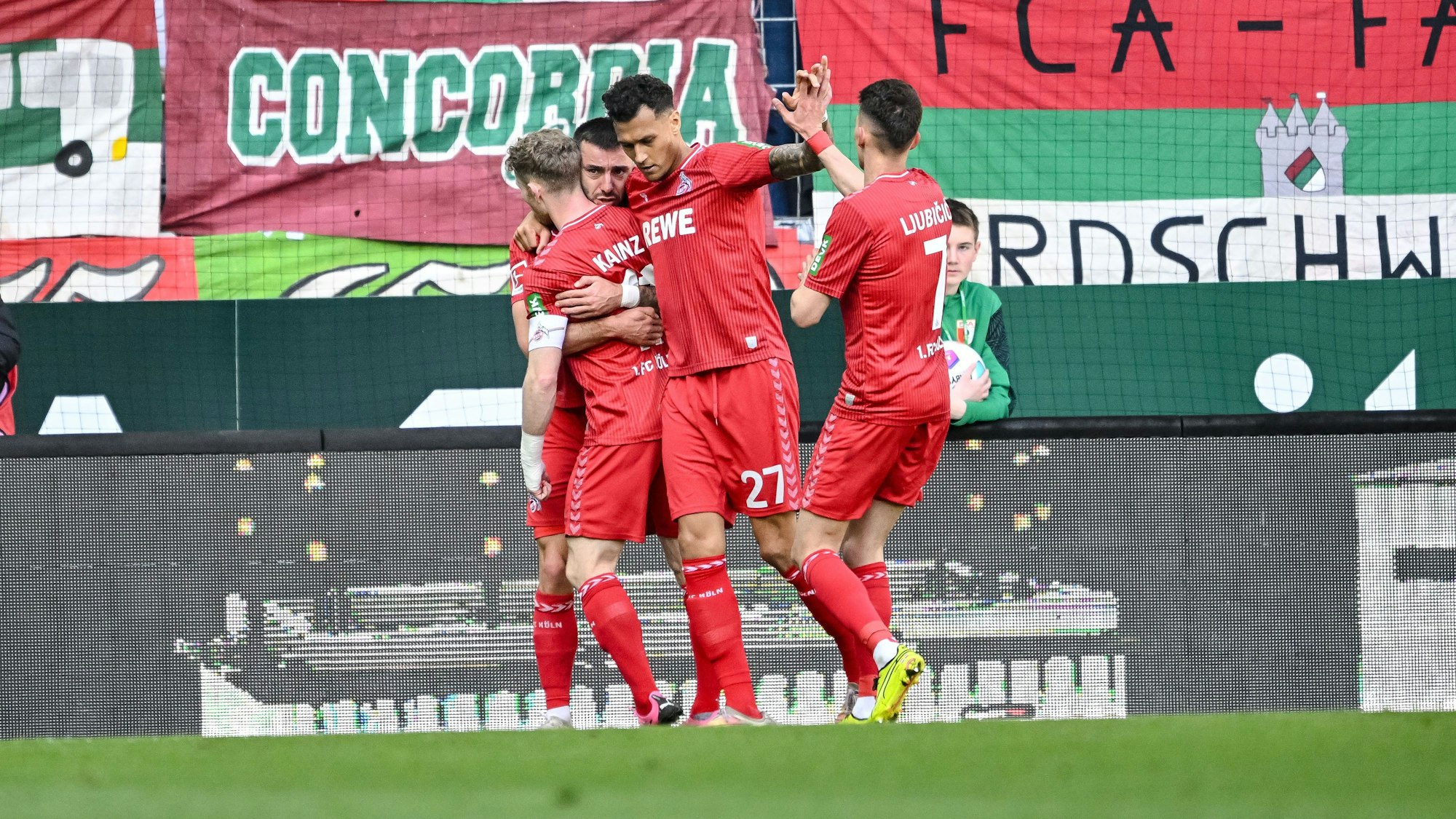 Jubel beim 1. FC Köln nach Selkes Treffer zum Ausgleich.