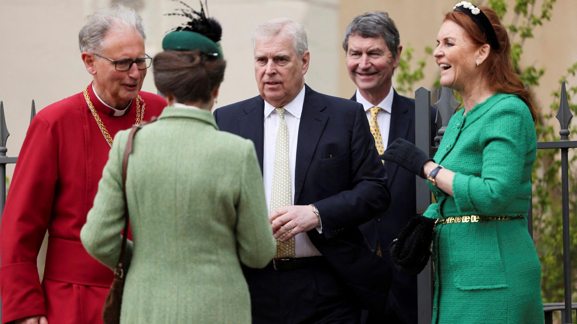 Prinz Andrew (Mitte) und Sarah Ferguson (rechts) sprechen mit Prinzessin Anne.