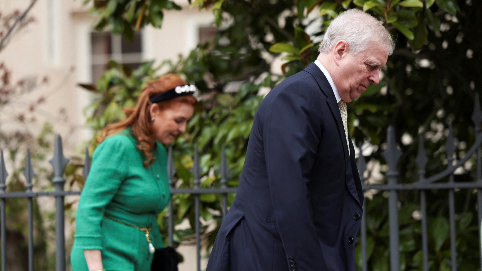 Sarah Ferguson und Prinz Andrew gehen nebeneinander.