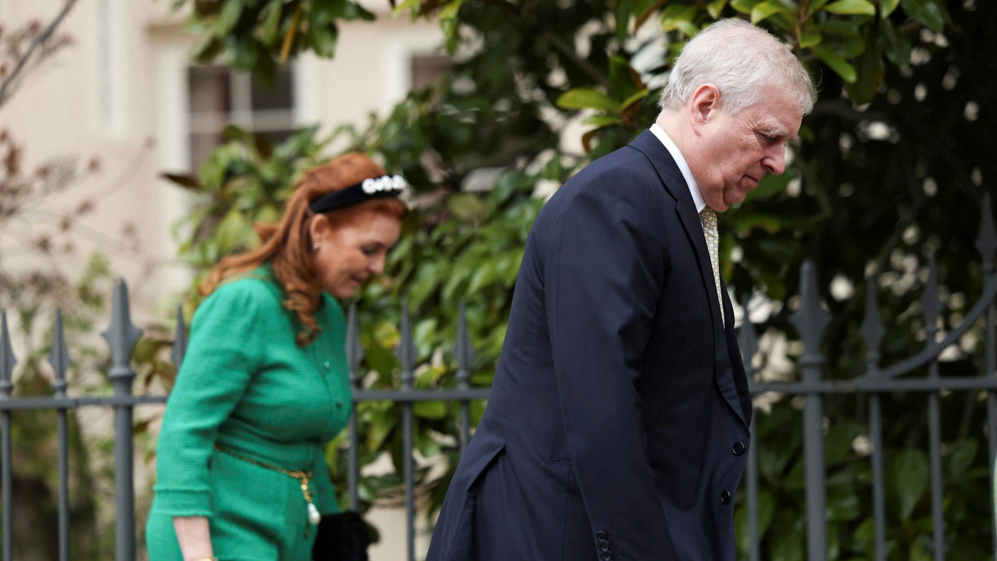 Sarah Ferguson und Prinz Andrew gehen nebeneinander.