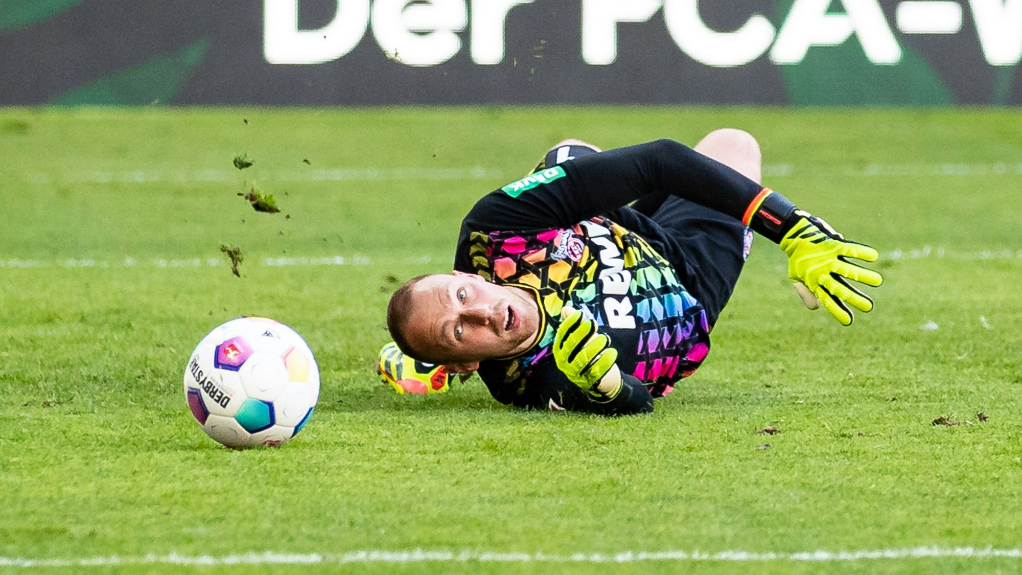 FC-Torhüter Marvin Schwaebe lenkt einen Ball am Kölner Kasten vorbei.