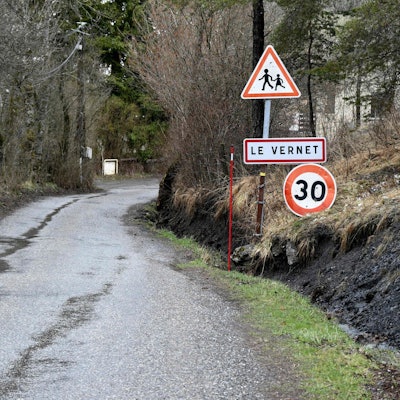 ARCHIV - 27.03.2024, Frankreich, Le Vernet: Das Ortseingangsschild des südfranzösischen Alpendorfs Le Vernet. Foto von Christophe Simon