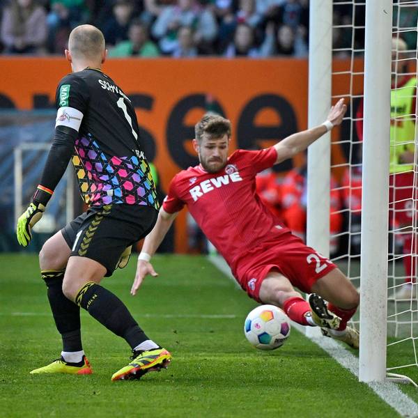 Jan Thielmann Köln kratzt den Ball vor der Linie weg.
