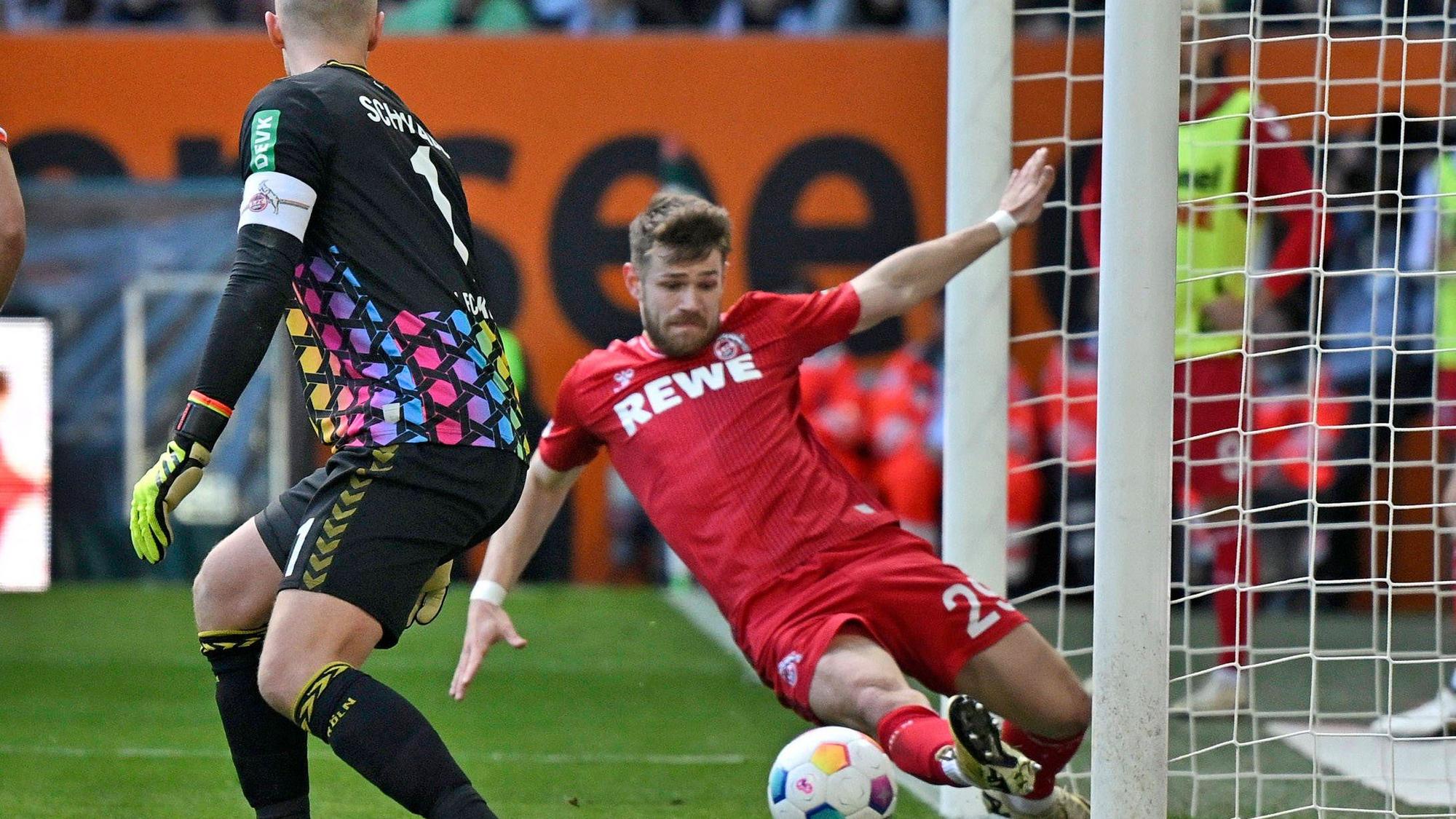 Jan Thielmann Köln kratzt den Ball vor der Linie weg.