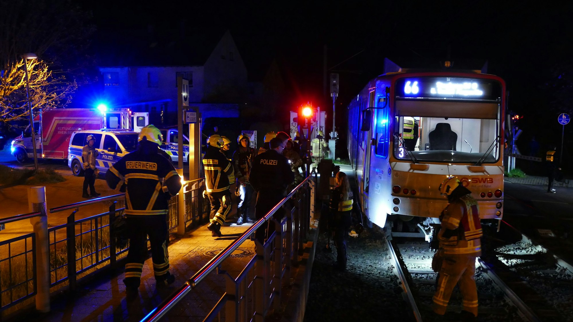 Rettungskräfte stehen um eine Straßenbahn herum.
