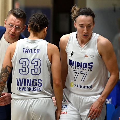 09.03.2024, Basketball-Wings Leverkusen-Göttingen
links. TR: Boris Kaminski (Wings)
mitte: Myah Taylor (Wings)
rechts: Mante Kvederaviciüte (Wings)
Foto: Uli Herhaus