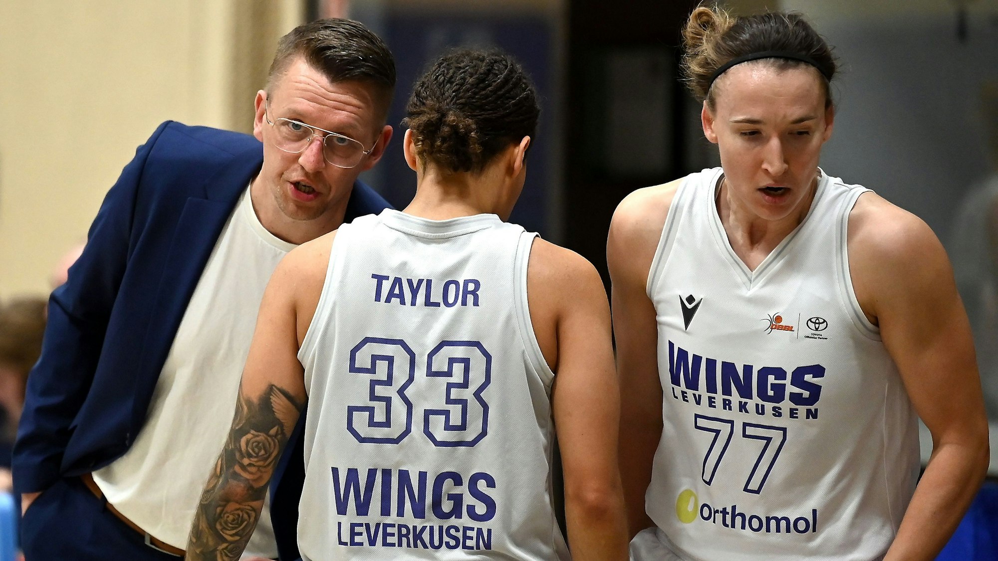 09.03.2024, Basketball-Wings Leverkusen-Göttingen
links. TR: Boris Kaminski (Wings)
mitte: Myah Taylor (Wings)
rechts: Mante Kvederaviciüte (Wings)
Foto: Uli Herhaus