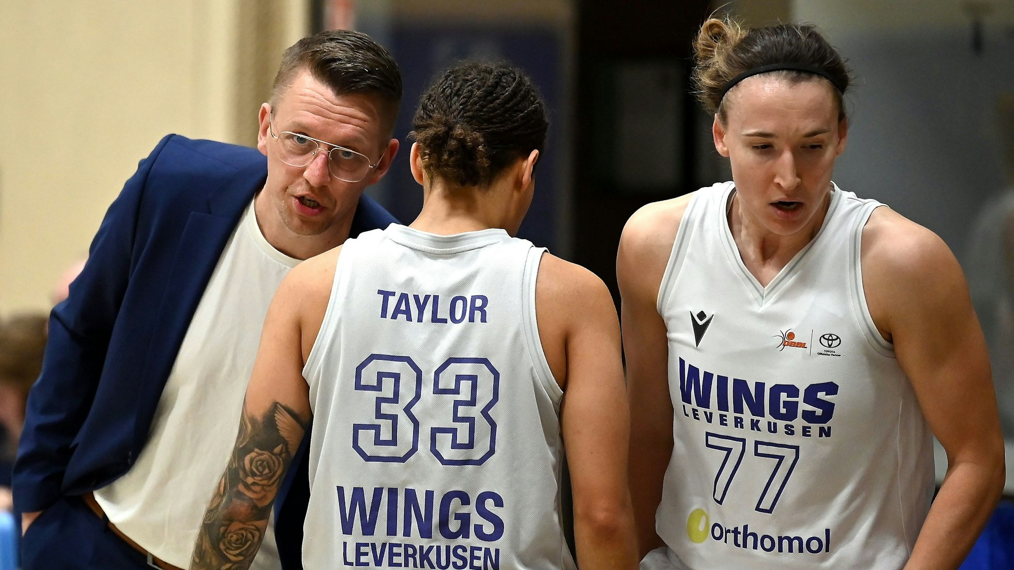 09.03.2024, Basketball-Wings Leverkusen-Göttingen
links. TR: Boris Kaminski (Wings)
mitte: Myah Taylor (Wings)
rechts: Mante Kvederaviciüte (Wings)
Foto: Uli Herhaus