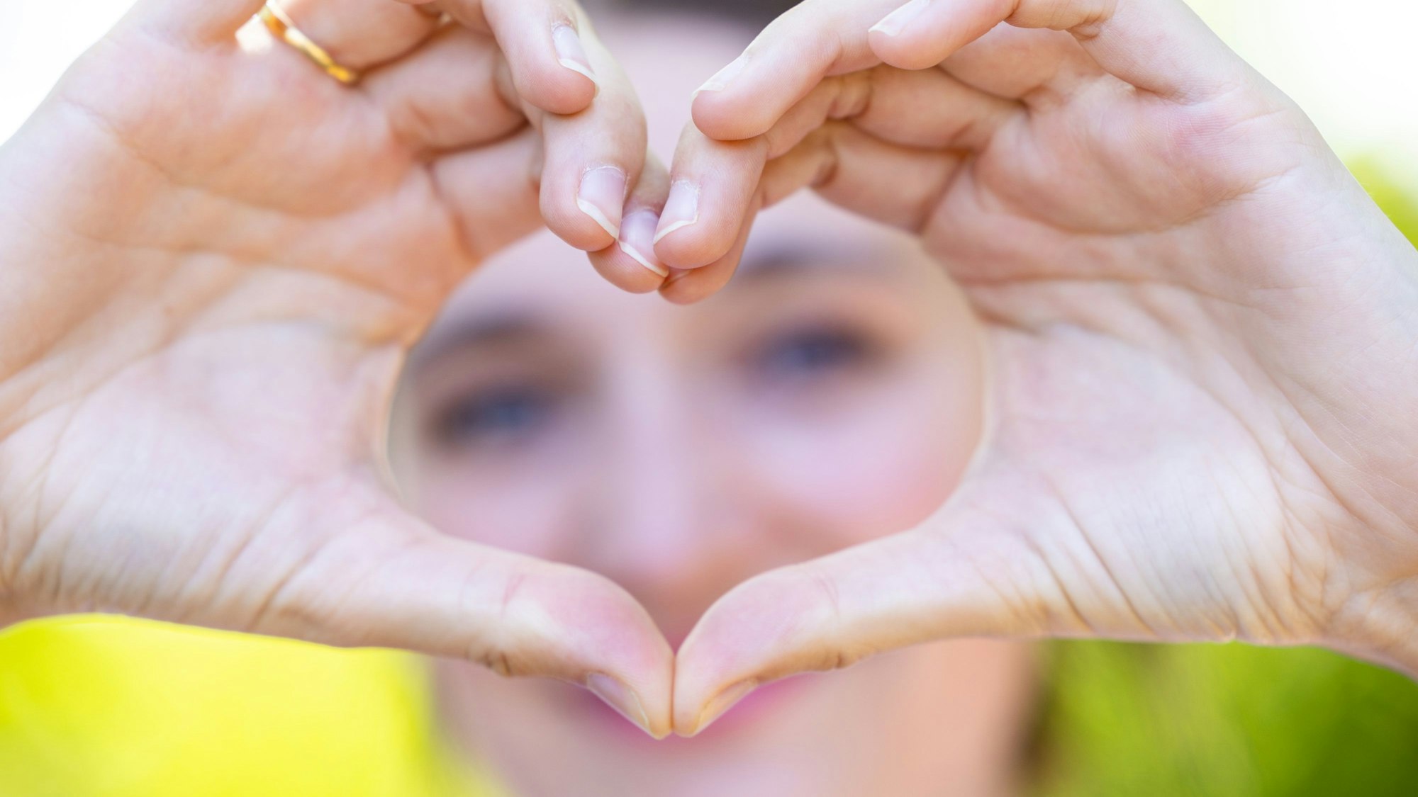 Paarberater Gary Chapman glaubt: Jeder Mensch „spricht“ vor allem eine von fünf Liebessprachen und drückt seine Zuneigung wahlweise mit Zärtlichkeit, Lob, Hilfsbereitschaft, Zweisamkeit oder durch Geschenke aus.