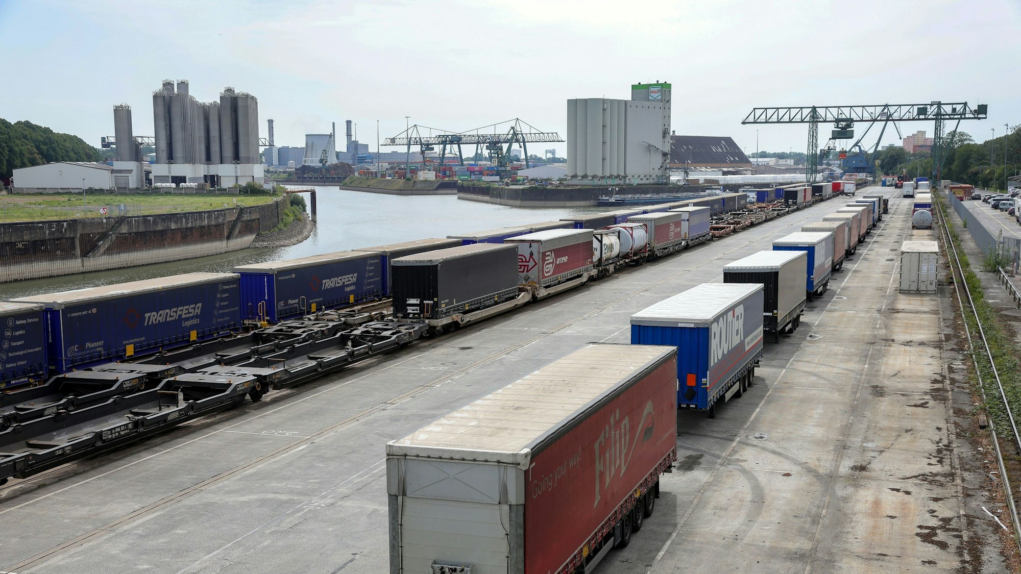 Blick auf den Niehler Hafen.