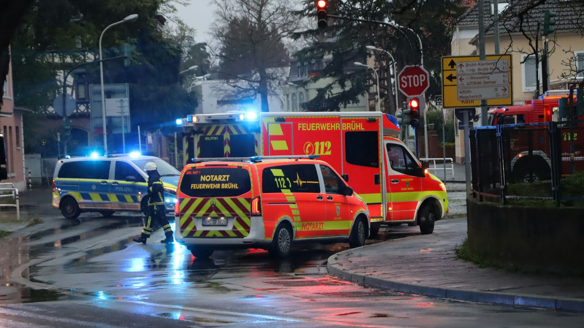 Zu sehen sind Einsatzfahrzeuge auf einer Straße.