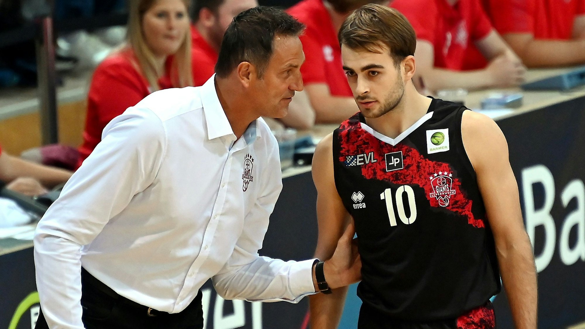 15.10.2023, Basketball-Bayer Giants Leverkusen-Rostock
links: Hansi Gnad (Bayer)
rechts: Sebastian Brach (Bayer)
Foto: Uli Herhaus
