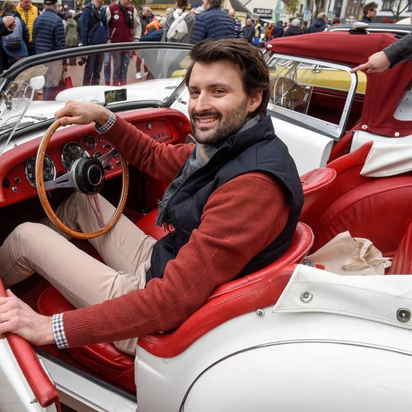 Zu sehen ist Fahrer Dominik Trager in seinen offenen, weißen Triumph TR 3.