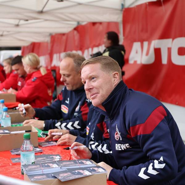 FC-Trainer Timo Schultz schrieb beim FC-Renntag auf der Rennbahn in Weidenpesch Autogramme, das Hauptrennen gewann Assistent unter Jockey Thore Hammer-Hansen.