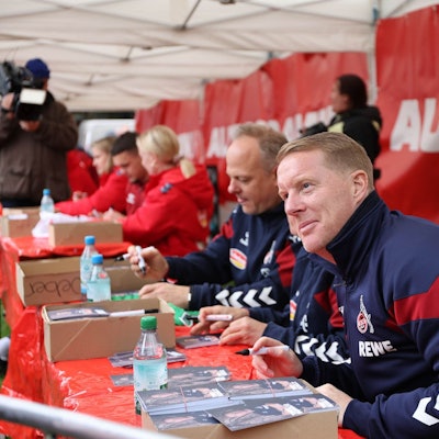 FC-Trainer Timo Schultz schrieb beim FC-Renntag auf der Rennbahn in Weidenpesch Autogramme, das Hauptrennen gewann Assistent unter Jockey Thore Hammer-Hansen.