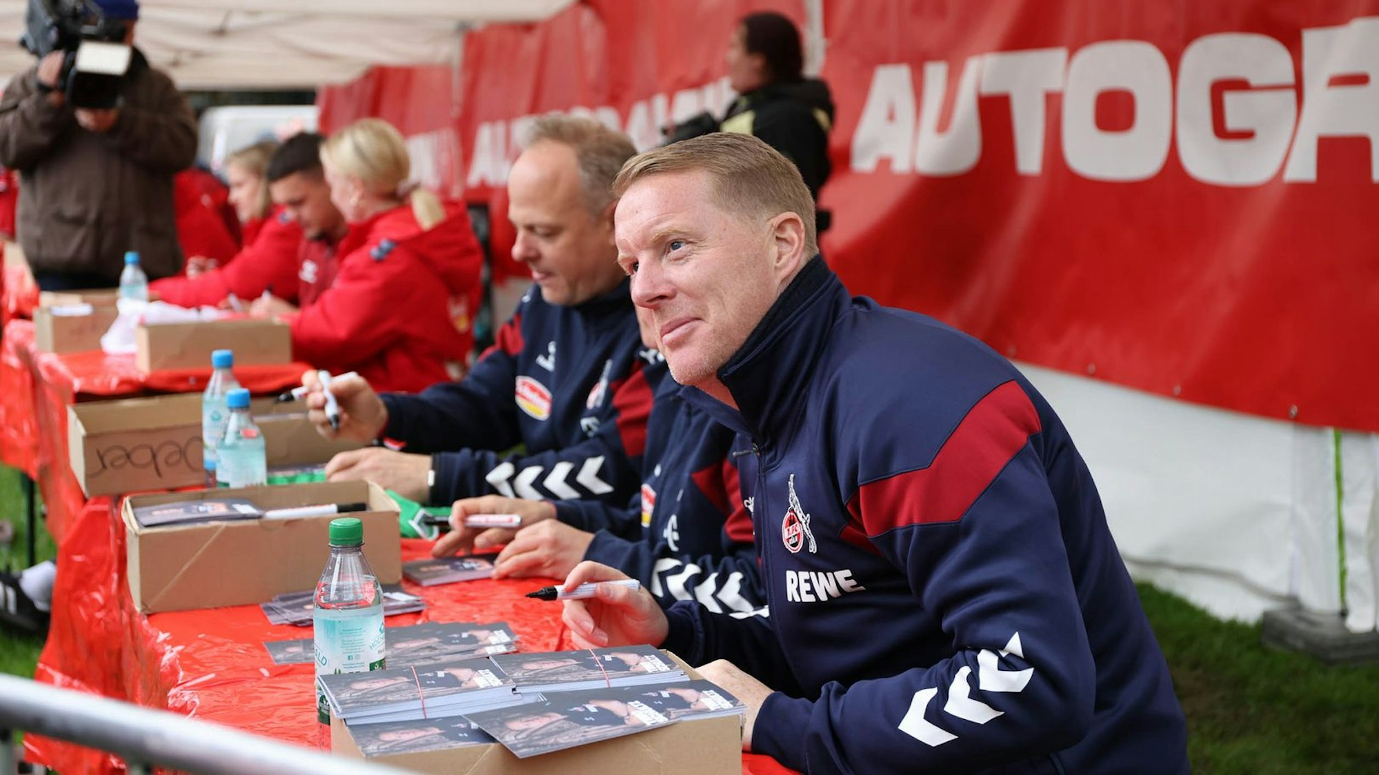 FC-Trainer Timo Schultz schrieb beim FC-Renntag auf der Rennbahn in Weidenpesch Autogramme, das Hauptrennen gewann Assistent unter Jockey Thore Hammer-Hansen.