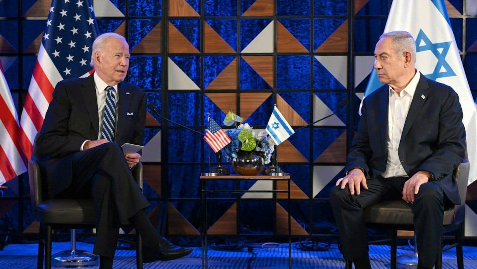 Joe Biden (l), Präsident der USA, und Benjamin Netanjahu, Ministerpräsident von Israel, bei einem Treffen in Tel Aviv. Das Verhältnis zwischen den beiden war schon vor dem Gaza-Krieg kein einfaches. (Archivbild)