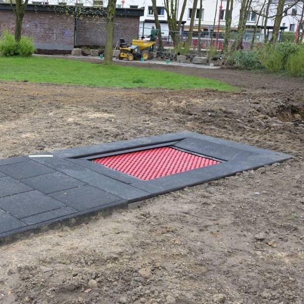 Im Mehrgenerationenpark in Refrath gibt es ein Trampolin für Rollstuhlfahrer.