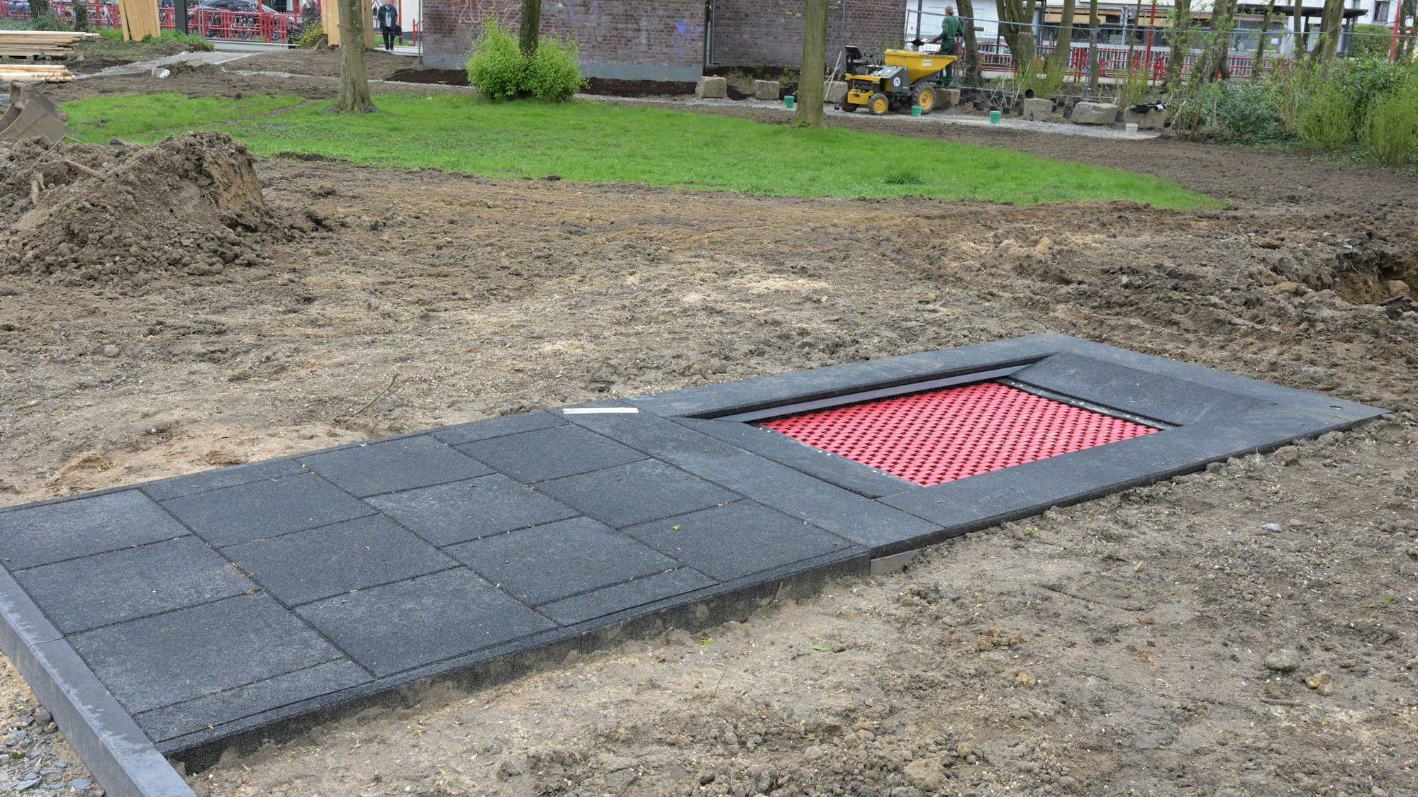 Im Mehrgenerationenpark in Refrath gibt es ein Trampolin für Rollstuhlfahrer.