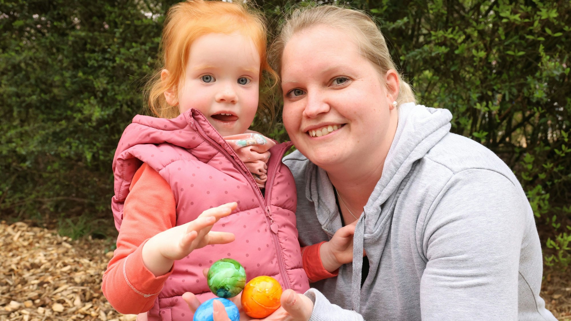 Bild einer Mutter mit ihrer Tochter nach der Ostereiersuche im Affen- und Vogelpark