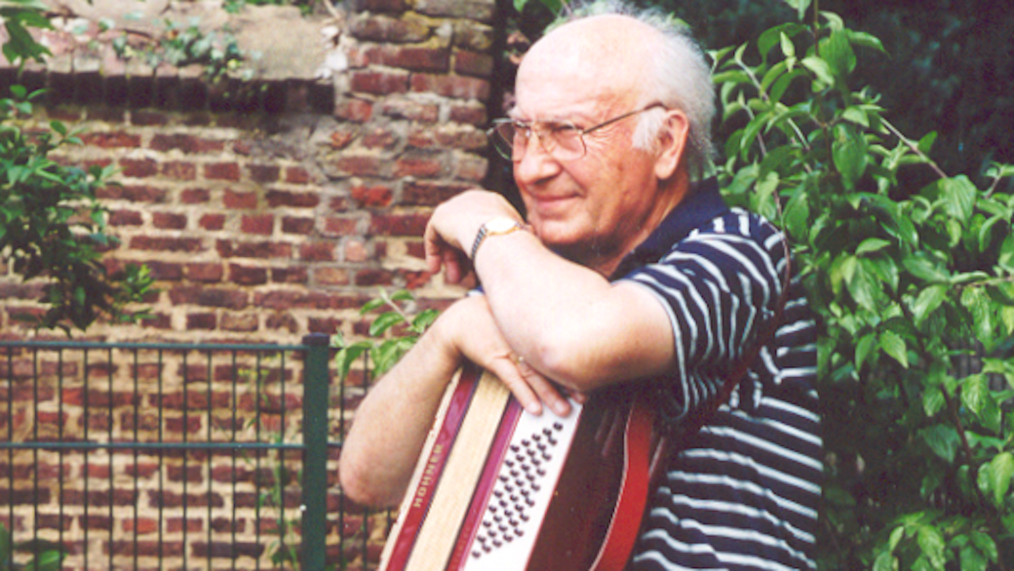 Zu sehen ist Karl Barbier am Akkordeon.