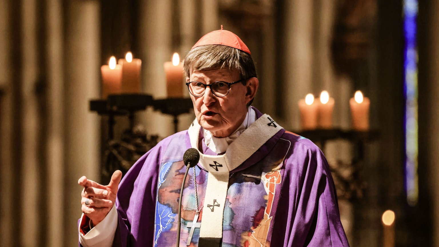 dpatopbilder - ARCHIV - 14.02.2024, Nordrhein-Westfalen, Köln: Rainer Maria Woelki, Kardinal von Köln, predigt im Dom. In der Aschermittwochsmesse bekommen katholische Gläubige ein Aschekreuz auf die Stirn gezeichnet, was sie an die Vergänglichkeit des Lebens erinnern soll. (zu dpa: «Bischöfe betonen Kraft des Glaubens angesichts von Terror und Krieg») Foto: Oliver Berg/dpa +++ dpa-Bildfunk +++