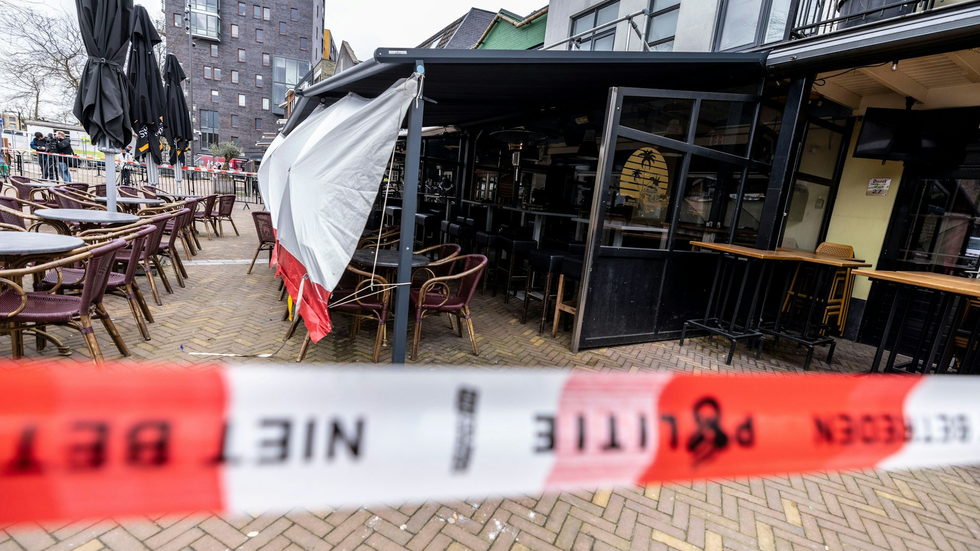 Flatterband der Polizei sperrt den Bereich rund um das Café „Petticoat“ ab, während im Gebäude Spuren gesichert werden.
