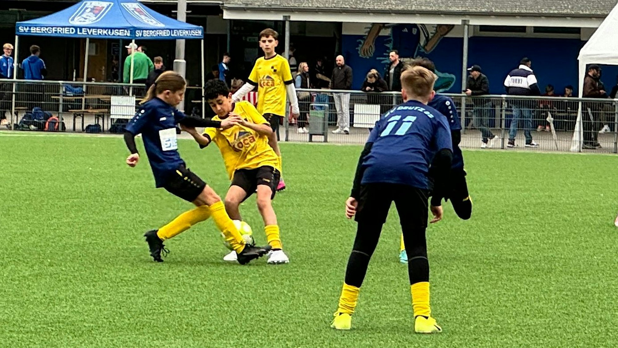 Zwei Jugendmannschaften auf dem Fußballfeld
