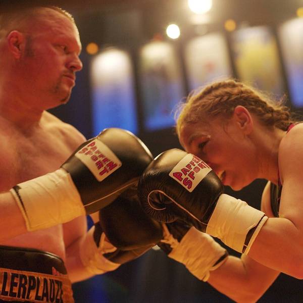 2007: Stefan Raab und Regina Halmich kämpfen in Köln zum zweiten Mal gegeneinander. (Archivbild)