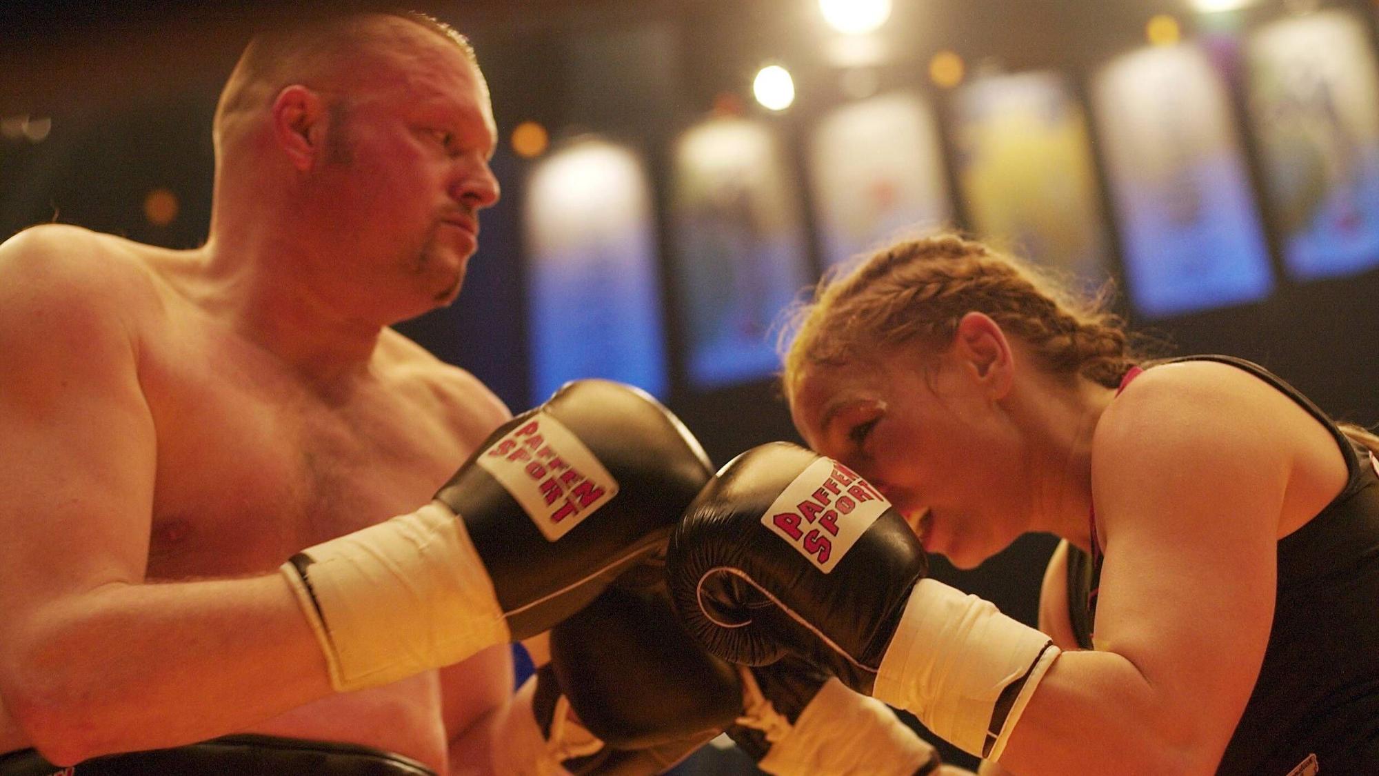 2007: Stefan Raab und Regina Halmich kämpfen in Köln zum zweiten Mal gegeneinander. (Archivbild)