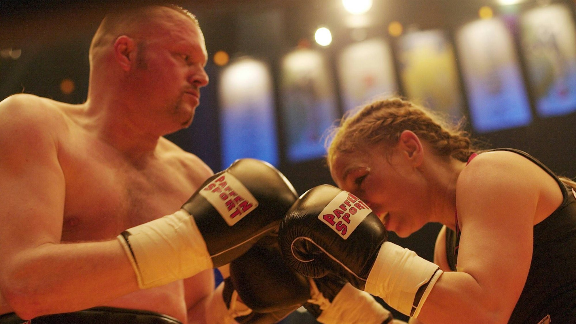2007: Stefan Raab und Regina Halmich kämpfen in Köln zum zweiten Mal gegeneinander. (Archivbild)