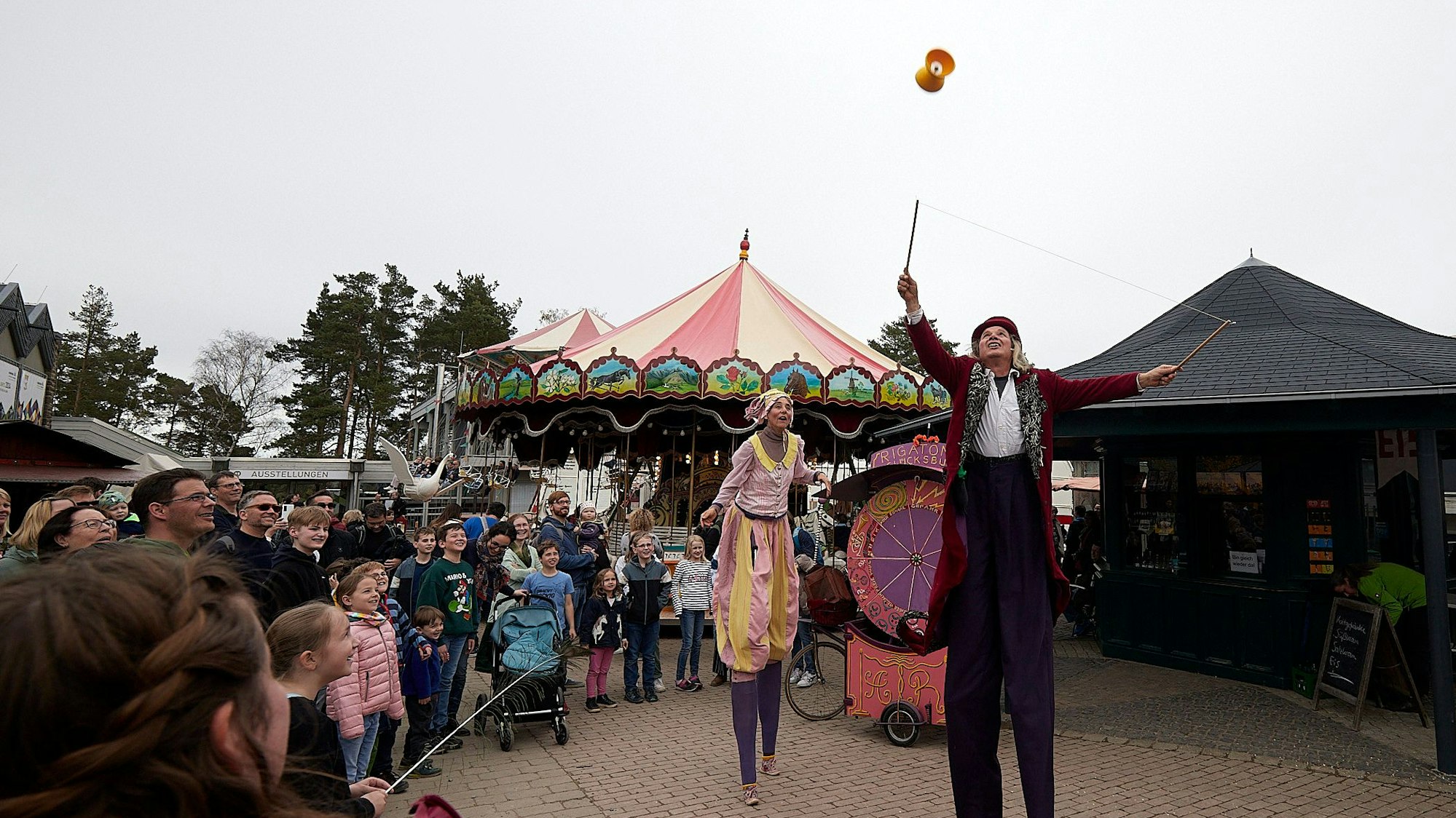 Akrobaten und Karussels bestimmten das Bild des Historischen Jahrmarkts in Kommern
