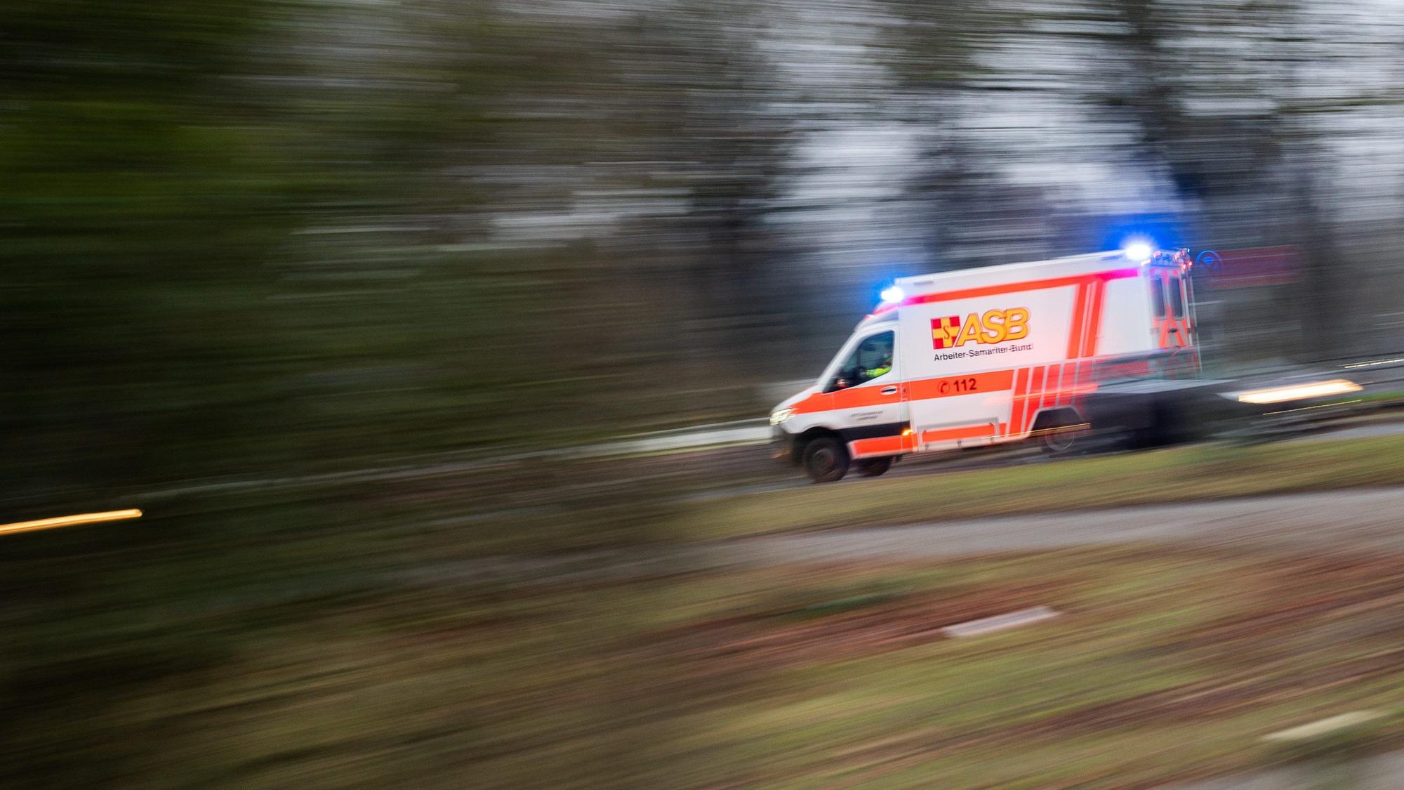 Ein Rettungswagen fährt mit Blaulicht durch die Innenstadt.