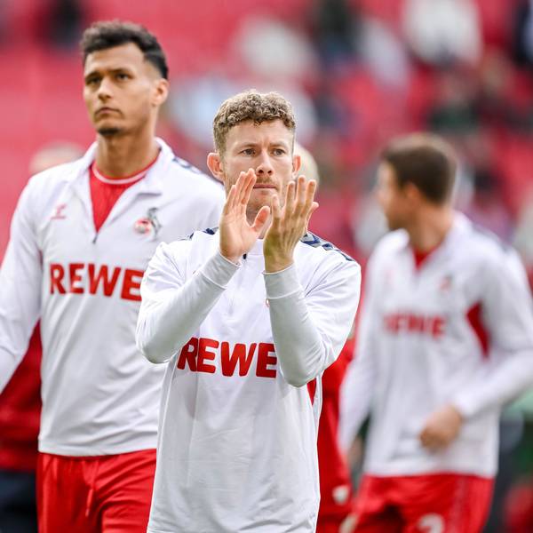Kölns Florian Kainz (r.) und Davie Selke (l.) bedanken sich in Augsburg bei den mitgereisten FC-Fans.