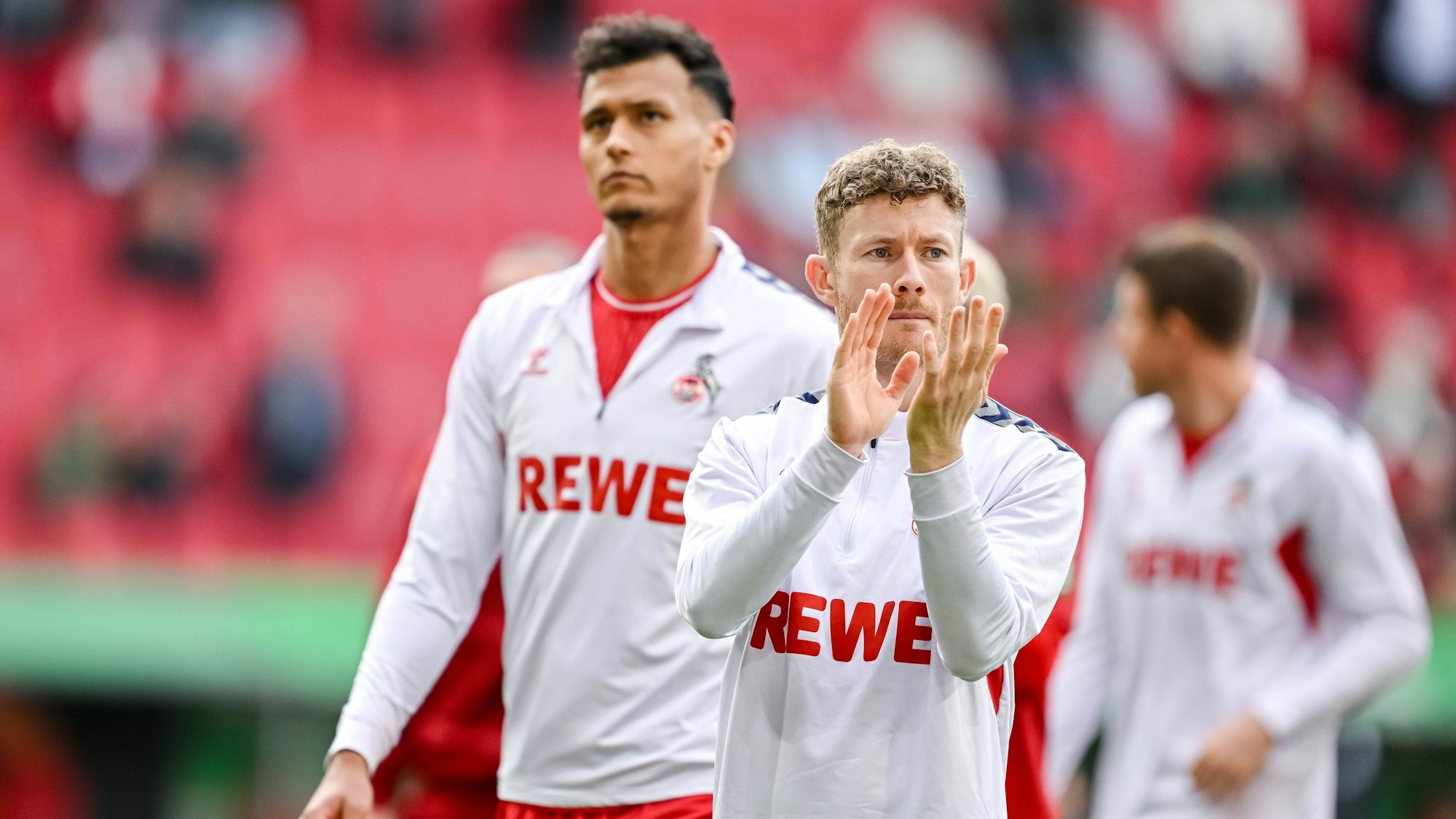 Kölns Florian Kainz (r.) und Davie Selke (l.) bedanken sich in Augsburg bei den mitgereisten FC-Fans.