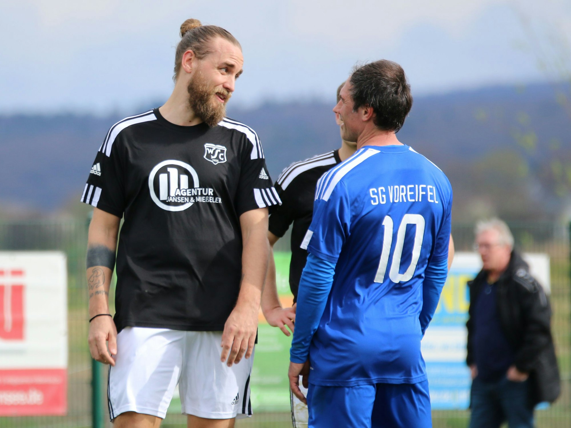 Streithähne unter sich: Dustin Oellers und Rotsünder Liridon Qorraj haben sich einiges zu sagen.